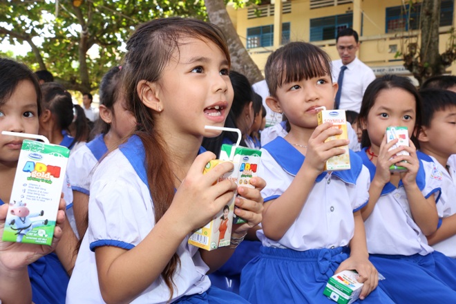 Vinamilk trao 76.500 ly sữa cho trẻ em tỉnh Vĩnh Long ảnh 3